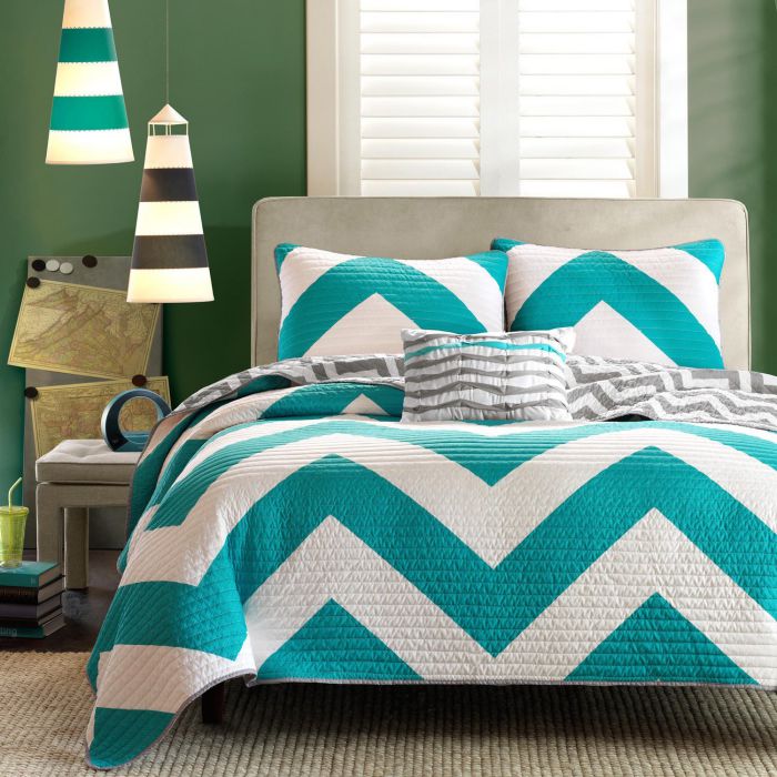 Casa Andrea Milano 4 Pc Zig Zag Reversible Chevron Bedspread Quilt with Matching Shams and Cushion pillow