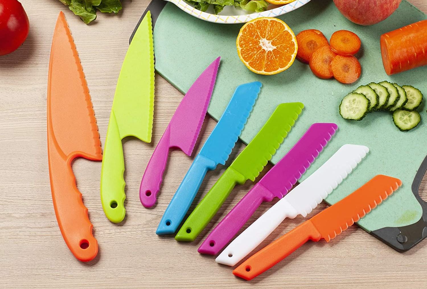 Children knives. Ножик для детей. Нож для салата. Ребенок с ножом. Нож пластмассовый кухонный.